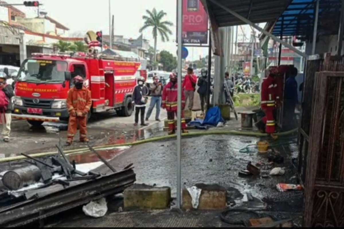 Petugas PMK memadamkan kios tambal ban di Jalan Ki Ageng Gribig. (ist) - BBM Meluber, Kios Tambal Ban Ki Ageng Gribig Terbakar