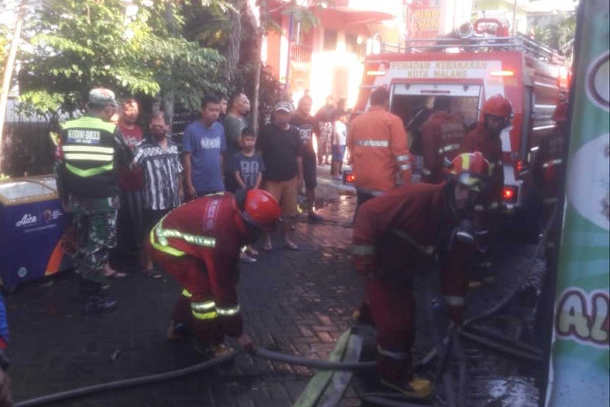 Petugas berupaya memadamkan api. (ist) - Lupa Matikan Kompor, Sebuah Rumah di Keben Terbakar
