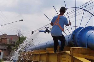 Petugas cepat tanggap dalam melakukan proses normalisasi air. (hms) - Tugu Tirta Tancap Gas, Prioritaskan Pelayanan Prima