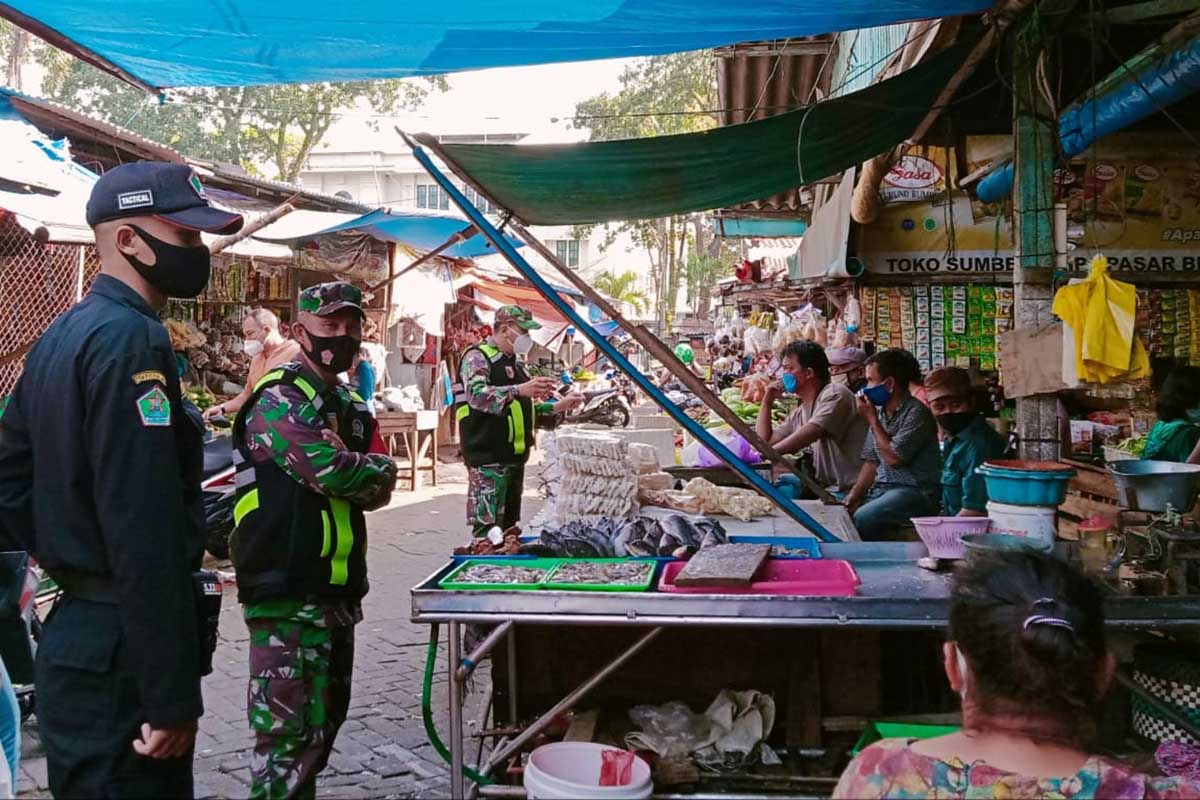 Petugas gabungan blusukan Pasar Blimbing. (ist) - Operasi Gabungan PPKM Mikro Blusukan Pasar Blimbing