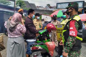 Petugas gabungan ingatkan pelanggar prokes. (ist) - PPKM Diperpanjang, Operasi Gabungan Sasar Tunggulwulung