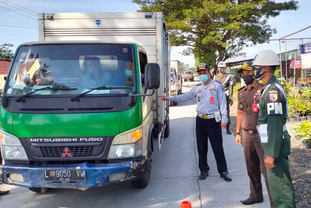 Petugas gabungan memeriksa kelengkapan truk - Opsgab Jaring Puluhan Truk Pelanggar di Kawasan Jeglongan Sewu