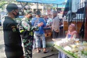 Petugas menegur pedagang pasar Blimbing tak memakai masker. (ist) - Dioperasi Rutin, Masih Ada Pedagang Pasar Bandel Abai Prokes