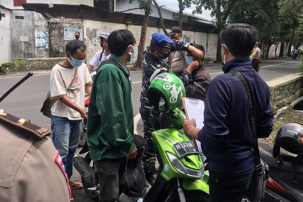 Petugas menegur pelanggar prokes dan memberikan masker. (ist) - TNI-Polri Sasar Pengendara Pelanggar Prokes