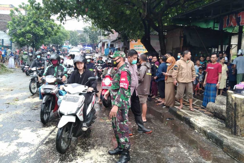 Petugas mengatur arus kendaraan. (ist) - 1 Jam Hujan Angin, 5 Pohon Tumbang, 1 Pengendara R2 Patah Tulang