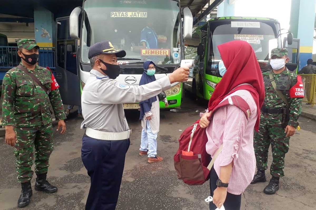 Petugas mengecek suhu tubuh penumpang terminal Arjosari. (ist) - PPKM Mikro Diperpanjang, Petugas Gabungan Sidak Terminal Arjosari