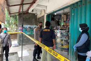 Polisi melakukan olah TKP dimana Bisri Efendi (71), pemilik Toko Bisri ditemukan tewas bersimpah di dalam tokonya - Pemilik Toko Ditemukan Tewas Bersimpah Darah - Polisi Periksa 12 Saksi