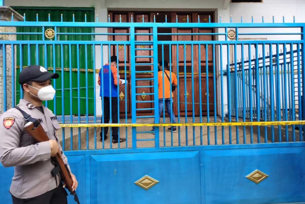 Polisi menjaga ketat untuk mengamankan olah TKP. (ist) - Depresi, Warga Bumirejo Diduga Bunuh Ayahnya Sendiri