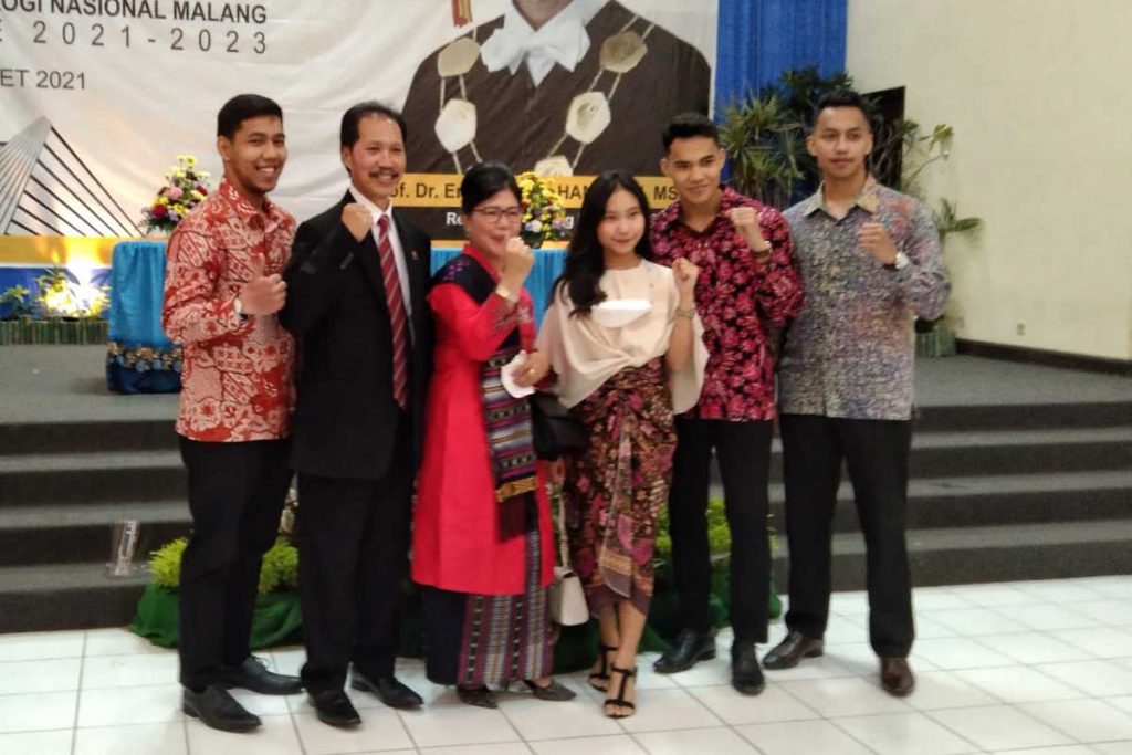 Prof Abraham Lomi, foto bersama keluarga. (ws1) - PAW Rektor ITN, Yayasan PU2PUTN Lantik Prof Abraham Lomi