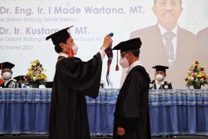 Prof Lomi mengukuhkan Prof I Made di Aula ITN I. (ist) - ITN Kukuhkan Prof I Made Wartana Jadi Guru Besar ke-7