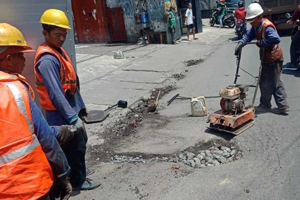 Proses rekondisi jalan usai perbaikan demi optimalisasi pelayanan kepada pelanggan. (hms) - Tugu Tirta Tancap Gas, Prioritaskan Pelayanan Prima