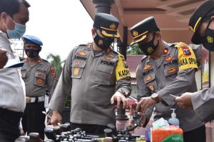 Puluhan senjata api (Senpi) anggota Polres Trenggalek saat di pemeriksa (Foto/Fals Yudistira/Memo X) - Puluhan Senpi Anggota Polres Diperiksa