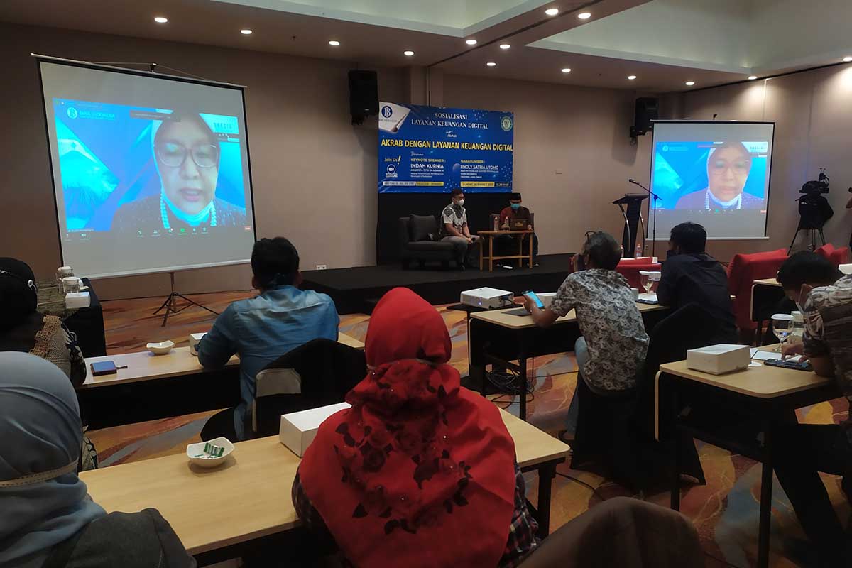 QRIS - Asisten Manajer Kantor Perwakilan Bank Indonesia Jawa Timur, Rolly Satrio Utomo mensosialisasikan QRIS kepada para pelaku UMKM, awak media serta masyarakat umum secara virtual melalui aplikasi zoom di Hotel Neo, Waru, Sidoarjo, Jumat (26/03/2021) sore - Saatnya UMKM Manfaatkan QRIS Untuk Transaksi Keuangan dan Pengembangan Usaha