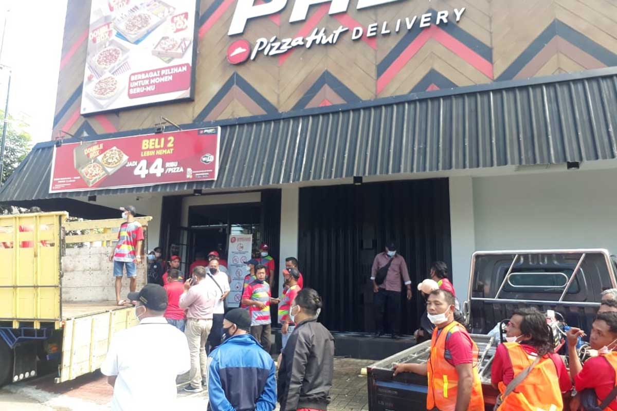 Ruko PHD Pizza Hut di eksekusi PN Malang. (gie) - Ruko PHD Pizza Hut Dieksekusi PN Malang