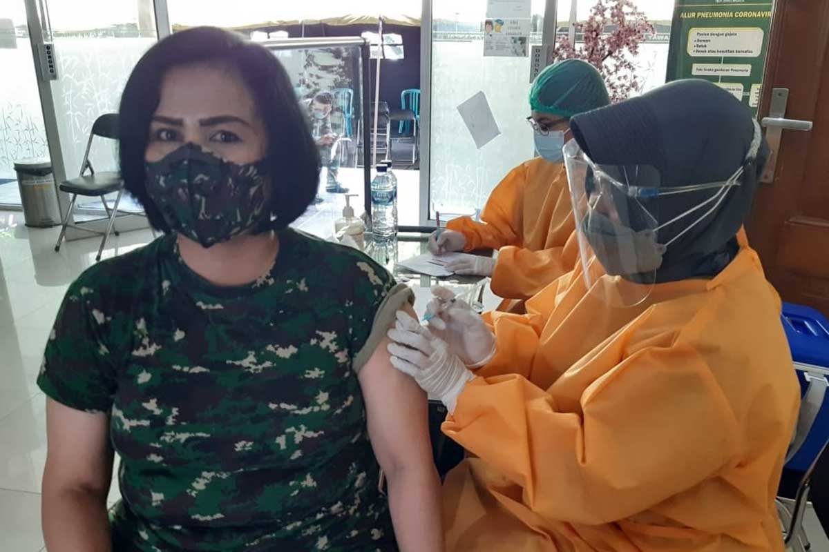 Salah satu anggota Kodim 0833 menjalani vaksinasi. (ist) - Anggota Kodim 0833 Kota Malang Jalani Vaksinasi Lanjutan