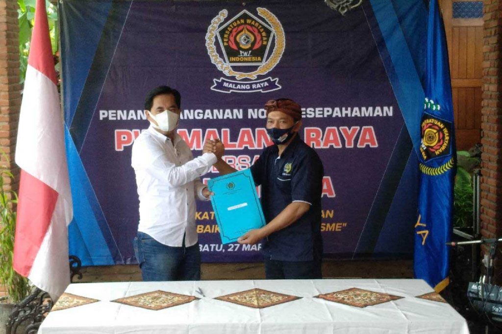 Salah satu penandatanganan MoU, antara Perumda Air Minum Tugu Tirta dan PWI Malang Raya. (rhd) - PWI Malang Raya Jalin MoU 12 Lembaga