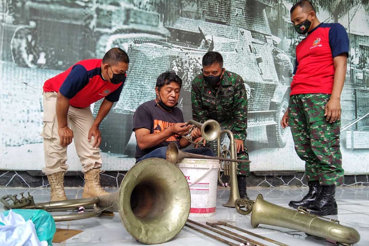 Salah satu personel MMI sedang membersihkan alat musik. (ws1) - Jelang Hari Musik, Museum Brawijaya Gandeng MMI Bersihkan Alat Musik Tahun 1952