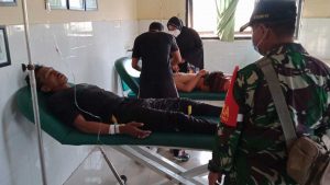 Salah seorang korban yang mengalami luka sedang dalam perawatan di Puskesmas setempat - TNI Bantu Evakuasi Warga Korban Perahu Tradisional Meledak Hingga Berserakan