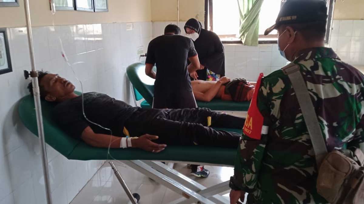 Salah seorang korban yang mengalami luka sedang dalam perawatan di Puskesmas setempat - TNI Bantu Evakuasi Warga Korban Perahu Tradisional Meledak Hingga Berserakan