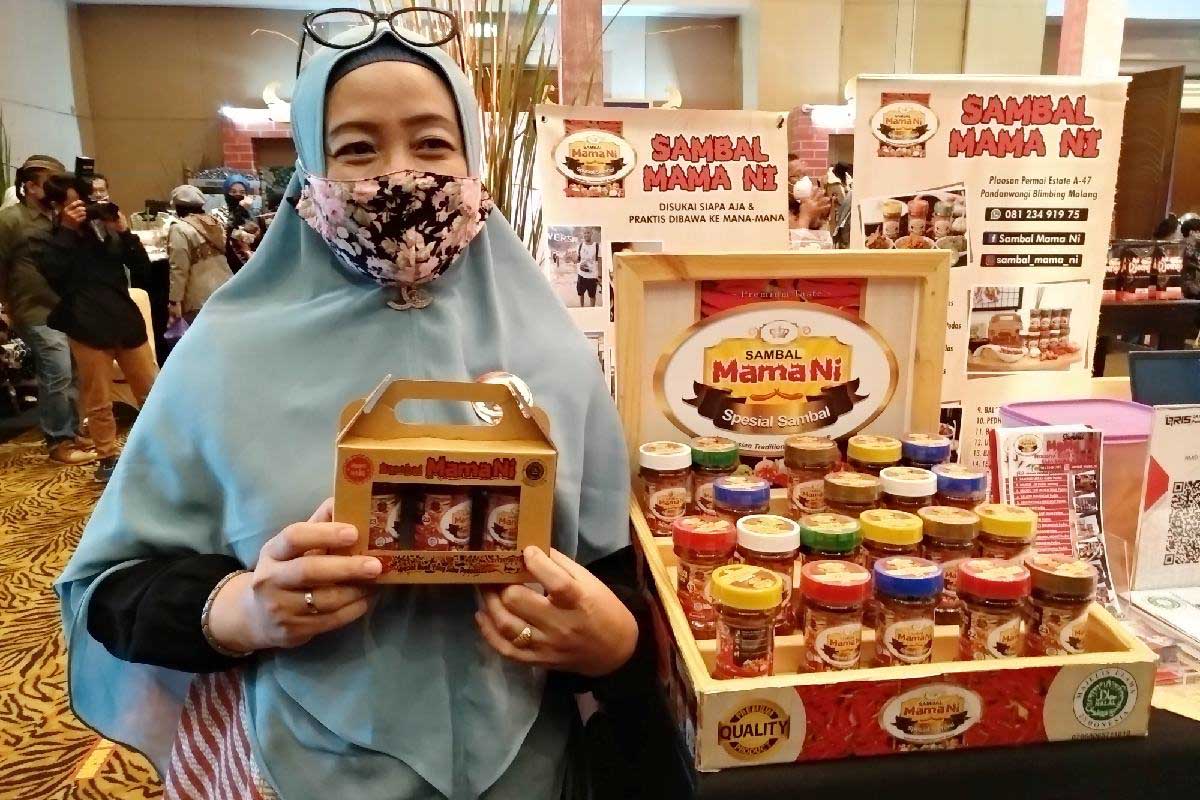 Heni Wardani, menunjukkan ragam varian sambal Mama Ni. (rhd) - Meski Cabai Mahal, Sambal Mama Ni Banjir Order Jelang Ramadan