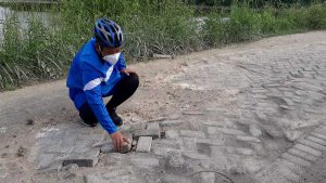 Sambil Menata Paving Jalan Yang Rusak, Bupati Gresik Minta Maaf Warga Mengare