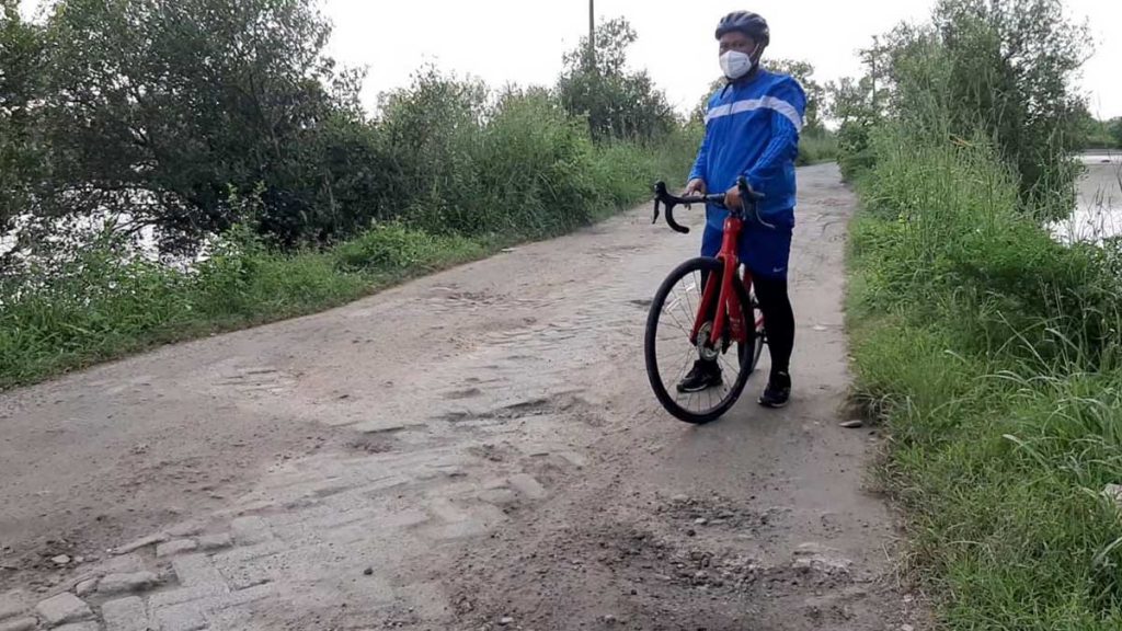 Sambil Menata Paving Jalan Yang Rusak, Bupati Gresik Minta Maaf Warga Mengare