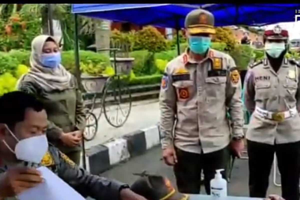 Satpol PP Kota Kediri akan melakukan evaluasi terkait dengan kepatuhan masyarakat dalam menggunakan masker dan menjalankan protokol kesehatan - PPKM Skala Mikro Jilid 2 Berakhir