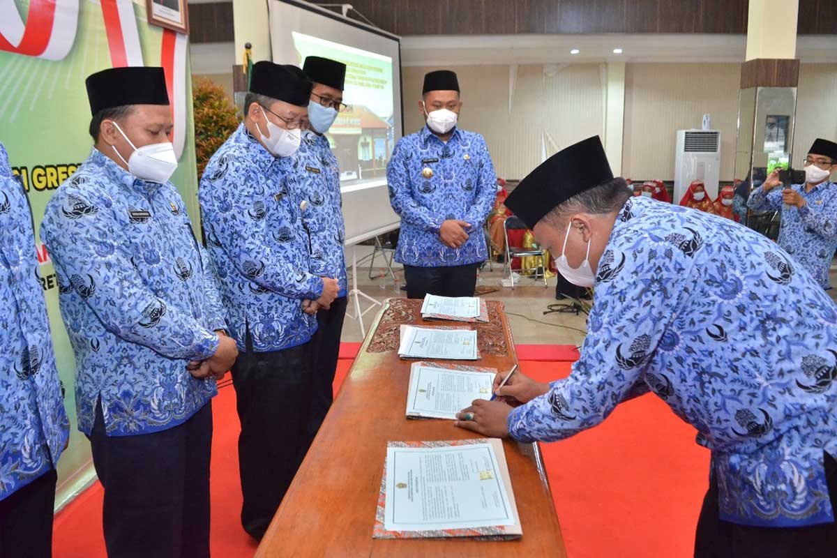 TANDA TANGAN: Seluruh unsur Kementerian Agama Kabupaten Gresik tanda tangan pakta integritas dukung program bupati. Tampak Bupati Gresik Gus Yani menyaksikan dukungan tersebut - Kemenag Gresik Tandatangani Pakta Integritas Dukung Suksesnya Program Bupati