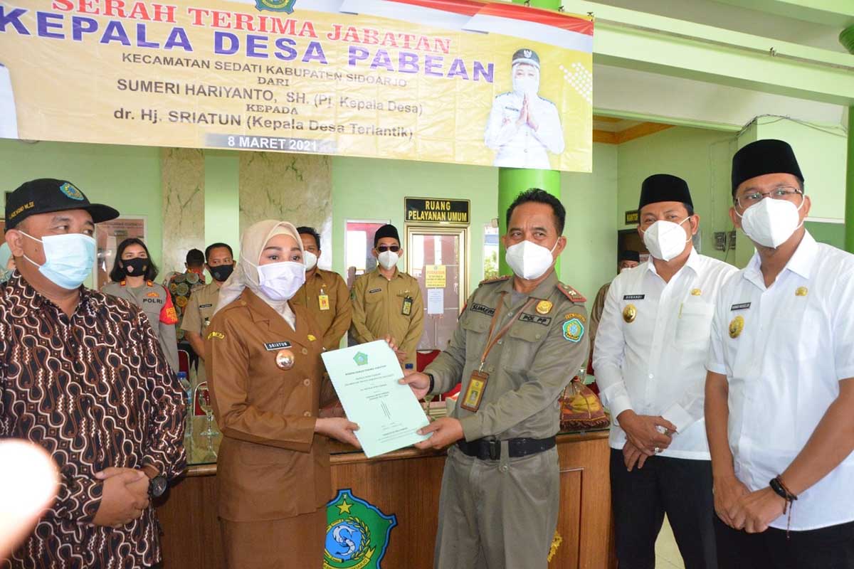 ISTIMEWA - Serah terima jabatan (sertijab) Kades Pabean, Kecamatan Sedati, dr Sriatun dihadiri Bupati dan Wakil Bupati Sidoarjo, Ahmad Muhdlor Ali (Gus Muhdlor) dan Subandi di kantor balai desa setempat, Senin (08/03/2021) - Istimewa, Sertijab Kades Pabean Sedati Disaksikan Bupati dan Wabup Sidoarjo