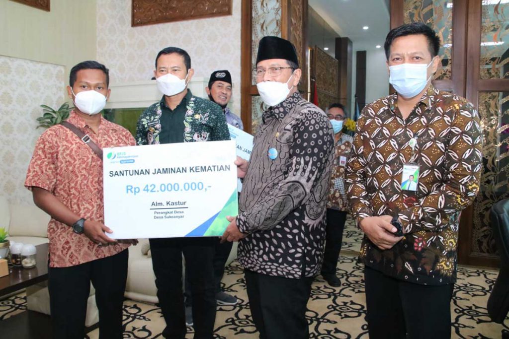 Simbolis, Bupati Yes Serahkan Santunan BPJS Ketenagakerjaan Kepada Ahli Waris 1 Simbolis, Bupati Yes Serahkan Santunan BPJS Ketenagakerjaan Kepada Ahli Waris