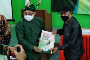 Simbolis penyerahan apresiasi oleh Walikota Malang kepada PKL terdampak. (ws1) - Salurkan Gerbu untuk PKL Kayutangan, Walikota: Bukan Kompensasi, Ini Apresiasi