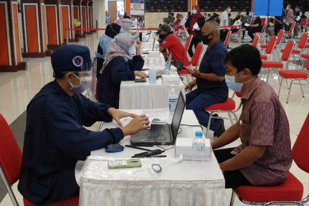 Proses skrining kepada penerima vaksin. (rhd) - 1.300 Tendik UB Jalani Vaksinasi Dosis Kedua