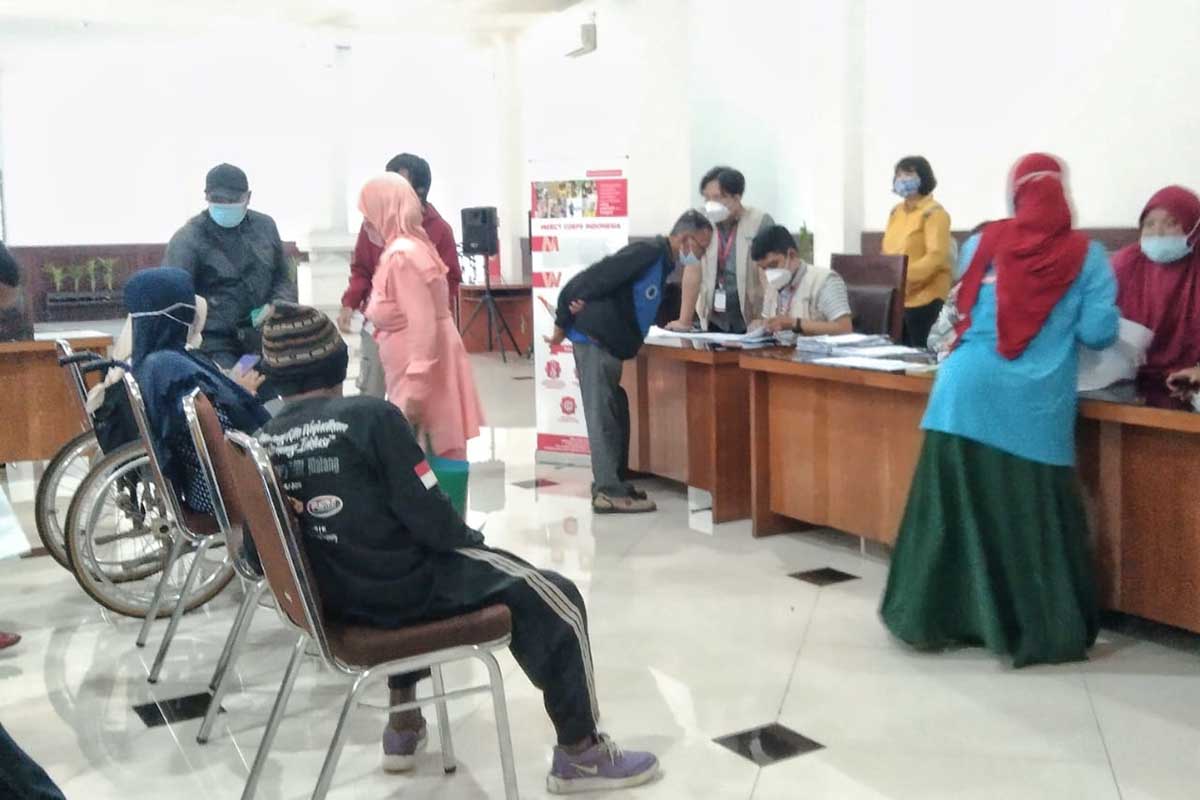 Suasana pemberian bantuan di Gedung DPRD lantai 2. (ws1) - MCI Klarifikasi Jenis dan Nominal Bantuan Bagi Disabilitas