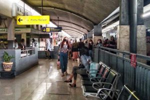 Suasana penumpang kereta api di stasiun Kota Baru Malang. (ws1) - KA Kertanegara dan Brawijaya Bakal Dioperasikan dari Stasiun Malang