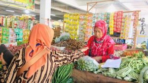 Sunarsih, salah satu pedagang sayur mayur di Pasar Setono Betek - Pedagang Pasar Setono Betek Berharap Rejeki di Bulan Ramadan