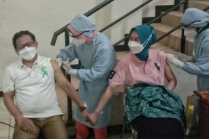 Sutiaji dan istri sedang divaksin Sinovac. (ist) - Sempat Grogi, Sutiaji Langsung Giat Usai Vaksin