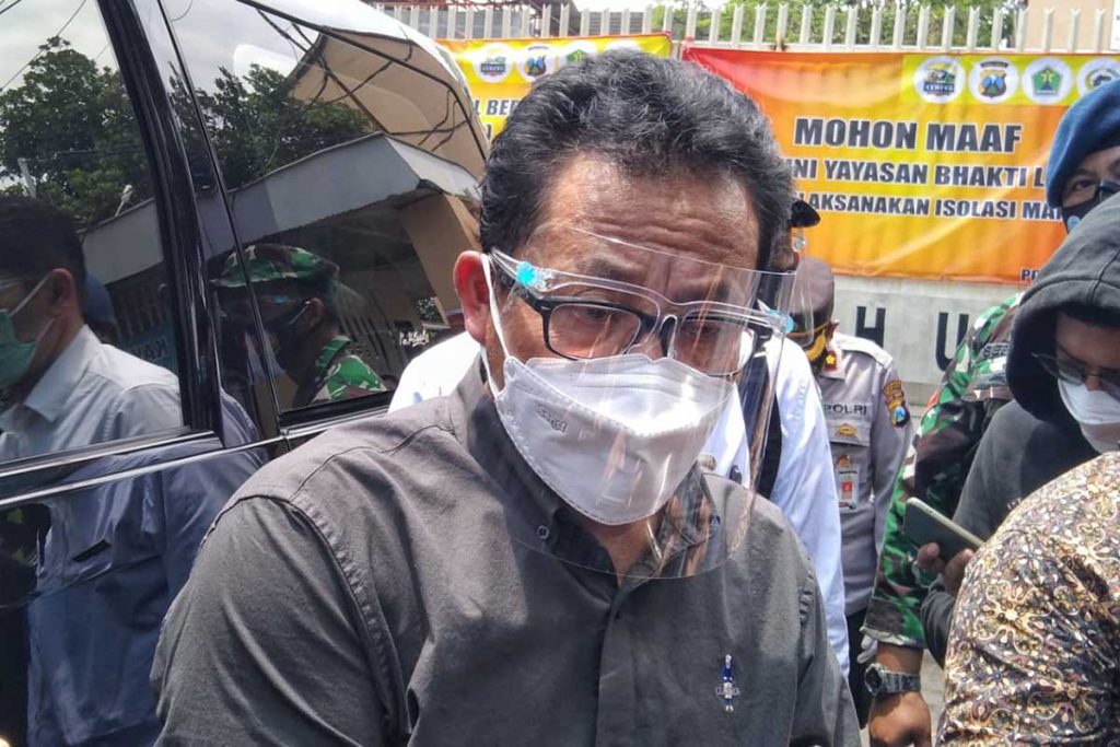 Sutiaji menjelaskan kondisi dan penanganan penghuni panti yang terpapar Covid-19. (ws1) - Wali Kota Tinjau Yayasan Bhakti Luhur Terpapar Covid-19
