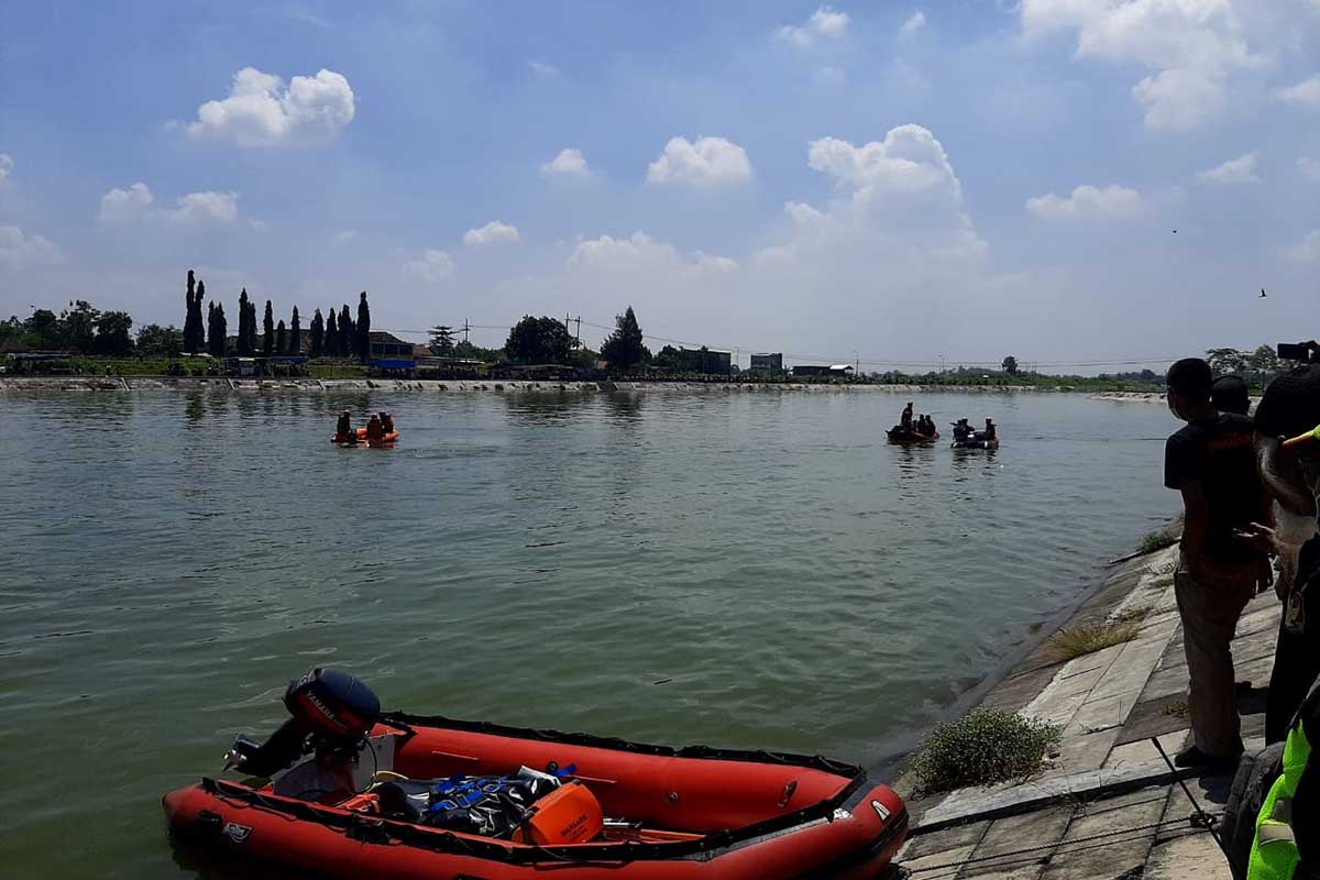 TENGGELAM - Sejumlah petugas dan warga berupaya4 mencari keberadaan korban tenggelam, Ach Dafin Afandi (18) warga Desa Terungwetan Krian yang tenggelam di Long Storage Kalimati - Sempat Diingatkan, Usai Ngopi Bersama Temannya Pemuda Krian Tenggelam di Long Storage Kalimati