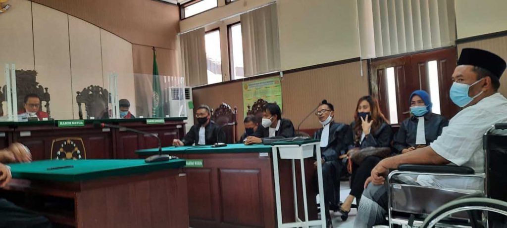 Terdakwa Suherman kembali hadir dengan menggunakan kursi roda dan didampingi delapan Penasihat hukum - Mantan Camat Kras Divonis 1 Tahun 3 Bulan