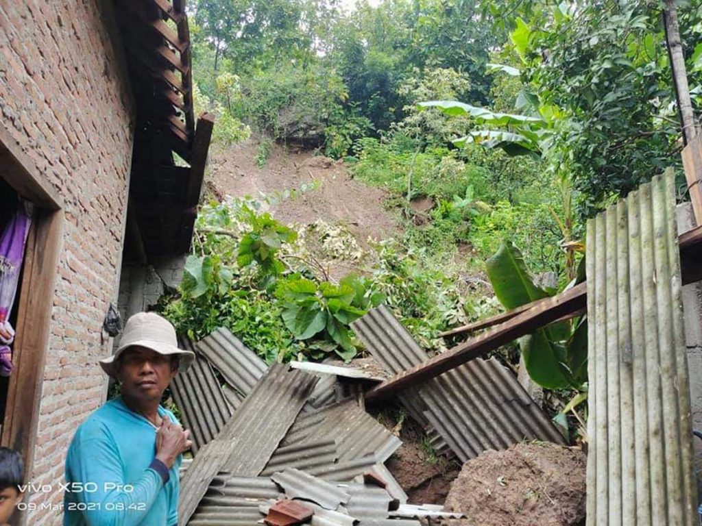 Tinggi jalan yang longsor sepanjang 15 meter dengan kedalaman 6 meter tersebut diakibatkan terkikis arus sungai - Longsor Akibat Hujan Deras Putuskan Akses Dua Dusun