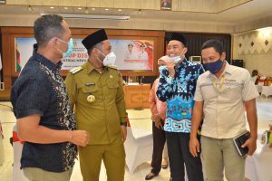 Usai gelar Focus Group Discussion (FGD) Bupati Gresik Fandi Akhmad Yani terlihat beramah tamah dengan anggota DPRD dan sejumlah pemilik perusahaan yang ada di Gresik - Bupati Gresik Minta Warganya Diutamakan dalam Penerimaan Karyawan
