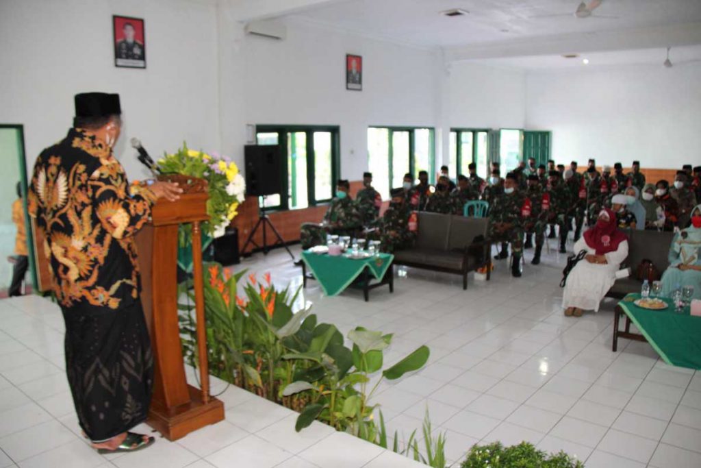 Ustadz Zaenal Arifin, mengajak introspeksi menghadapi pandemi. (ist) - Dandim 0833 Ajak Prajurit Meneladani Nabi Muhammad SAW Melalui Isra Mi'raj