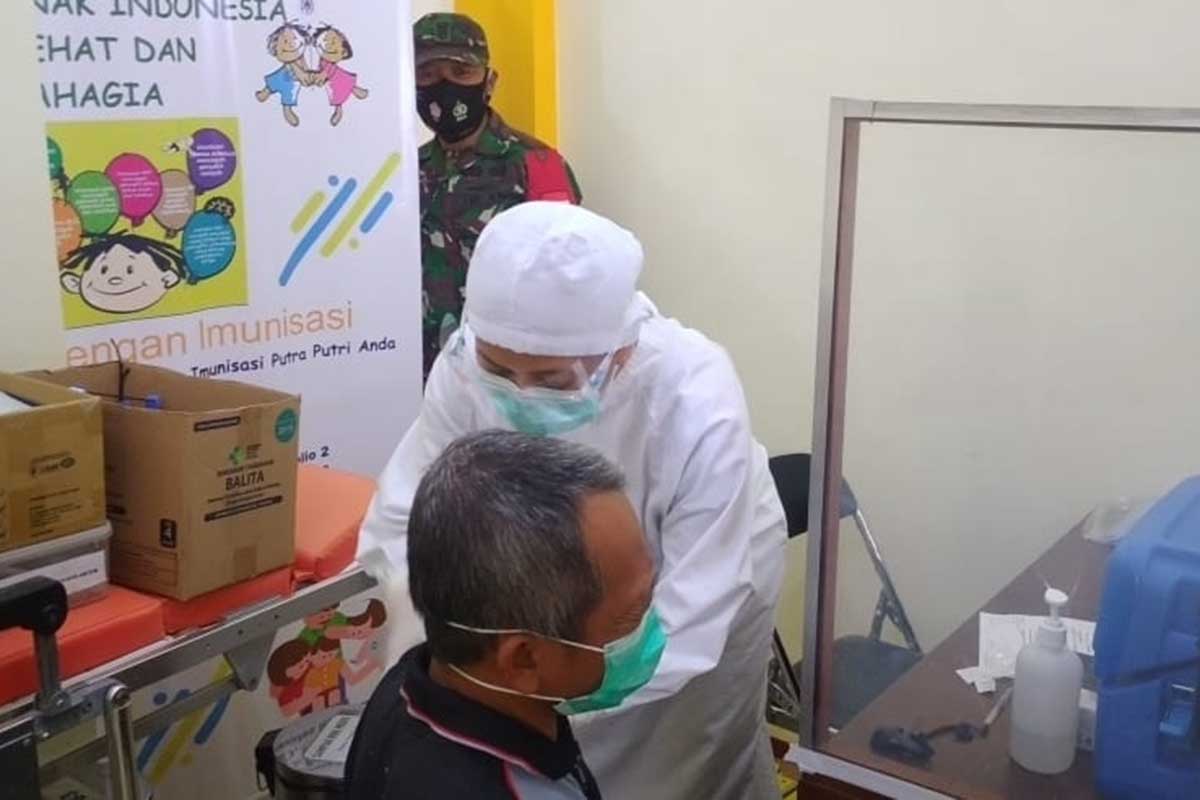 Vaksinasi lansia di Puskesmas Janti. (ist) - TNI-Polri Kawal Vaksinasi Lansia di Sukun