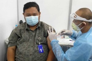Salah satu tendik menerima vaksin. (rhd) - 1.300 Tendik UB Jalani Vaksinasi Dosis Kedua