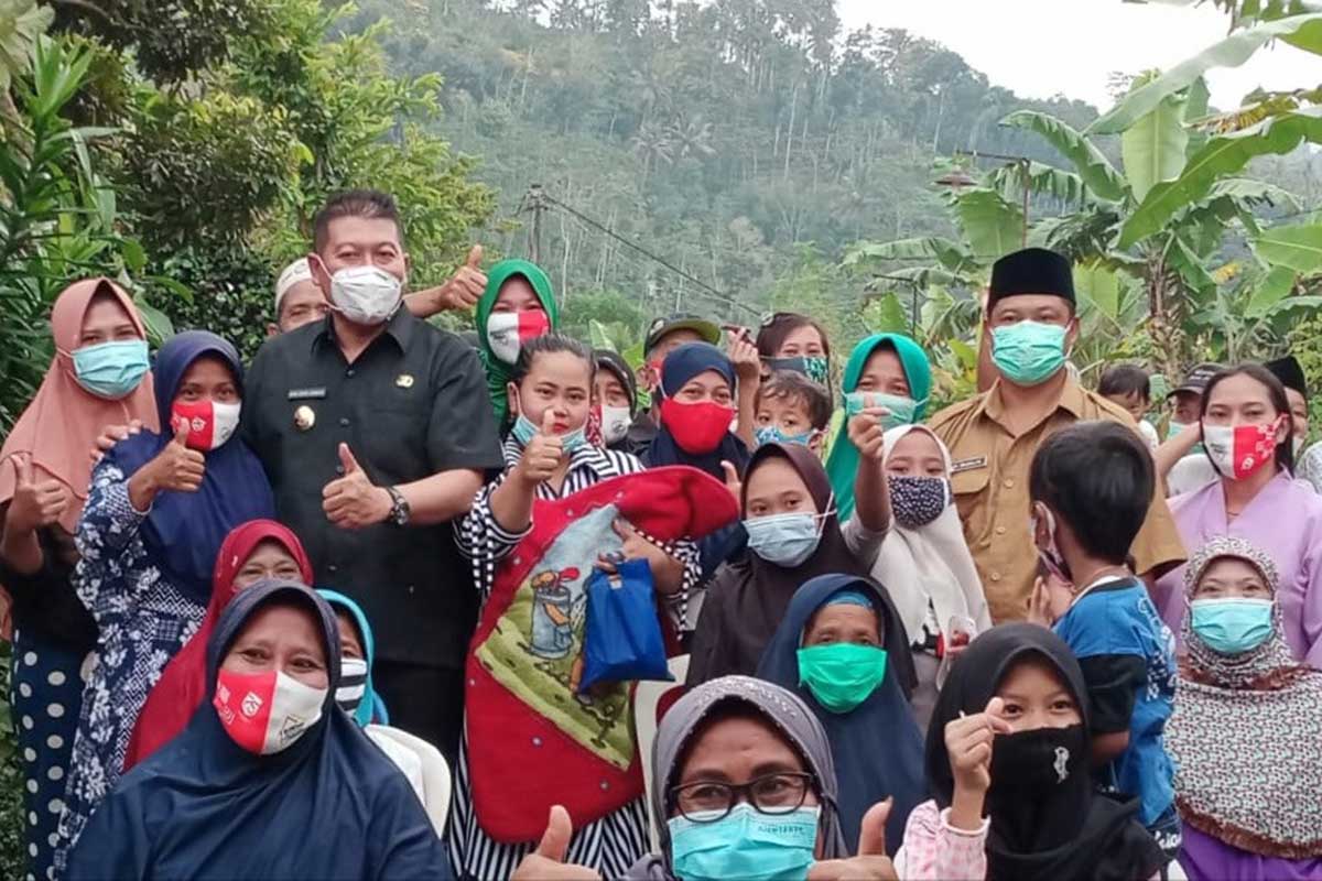 Wabup Didik Gatot Subroto dan petani kopi Dampit. (ist) - Keuntungan Kopi Dampit Tembus 101 Persen