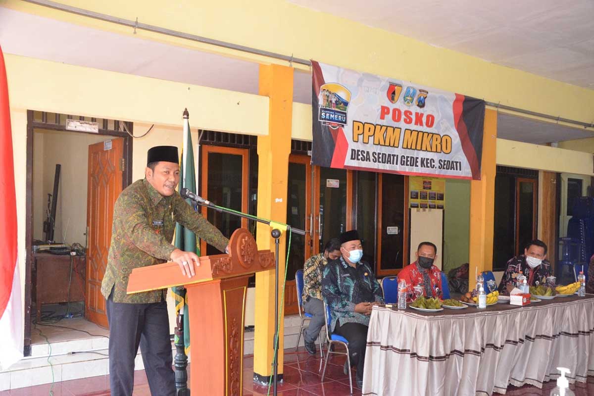 PAPARAN - Wabup Sidoarjo, Subandi menyampaikan paparan soal Bantuan Keuangan Khusus (BKK) bagi desa saat berkunjung ke Kantor Desa Sedati Gede, Kecamatan Sedati, Sidoarjo, Selasa (23/03/2021) - Pemkab Sidoarjo Siapkan BKK Desa Hingga Rp 2 Miliar - Percepat Pembangunan Fisik