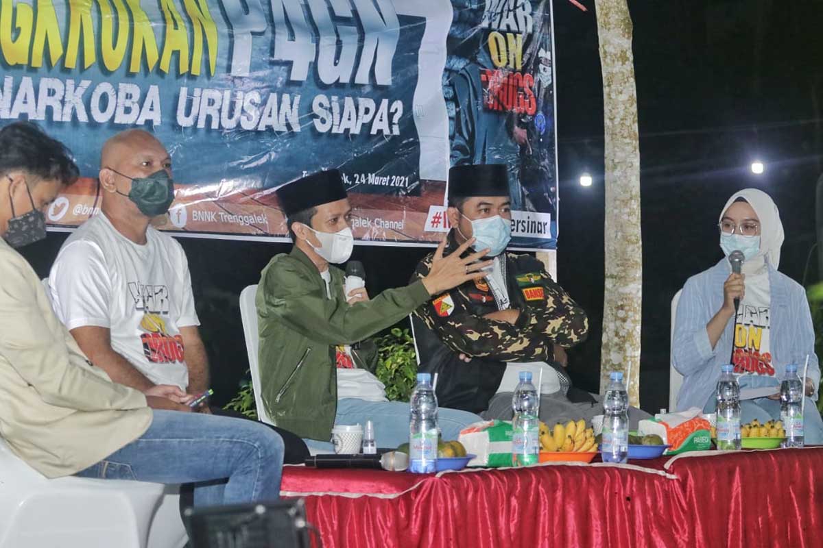 Wabup Syah saat jadi narasumber di sosialiasi program P4GN di Area Wisata Tebing Lingga, Desa Nglebo, Kecamatan Suruh, Rabu (24/3/2021) - Wabup Syah Natanegara Ingatkan Bahaya Narkoba