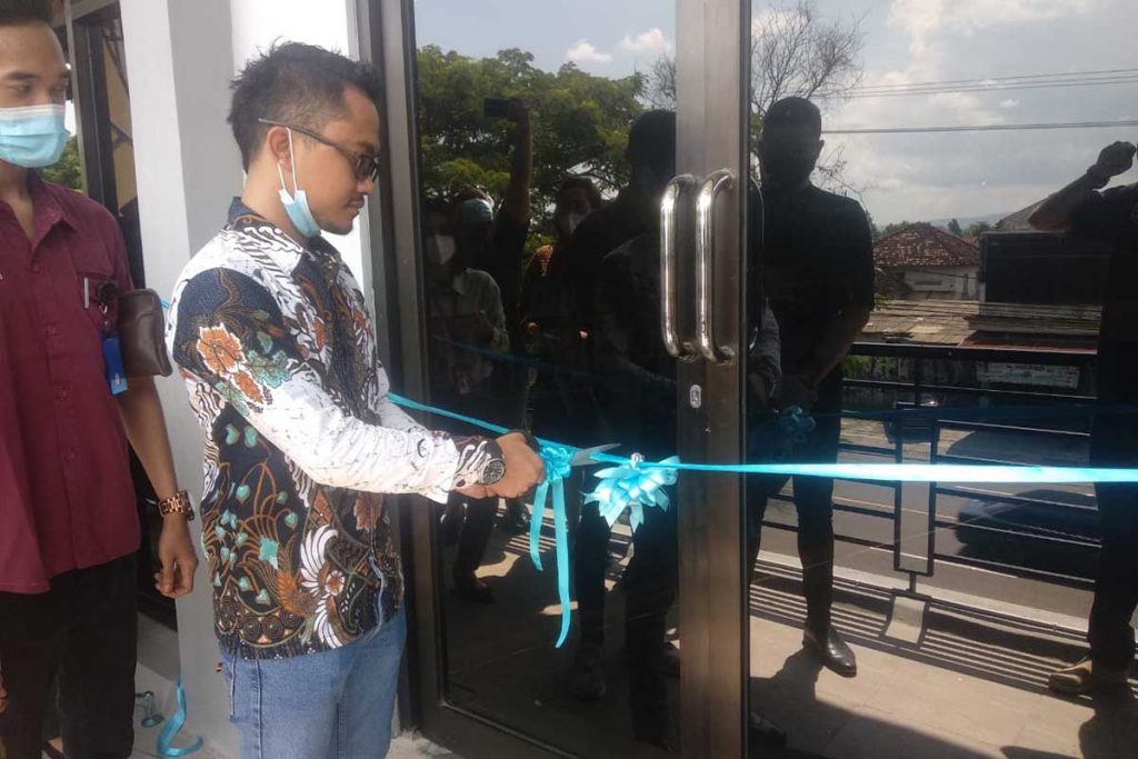 Wahyudi, Direktur PT LISA saat menggunting pita menandai pembukaan perumahan di Kediri - Ramaikan Persaingan Properti, PT LISA Bangun Dua Perumahan
