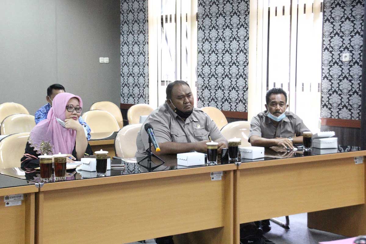 Wakil Ketua DPRD Kabupaten Blitar, Susi Narulita, anggota DPRD dari Dapil VI, Sutoyo, Gatot Darwoto, dan Muhammad Rifa'i mengikuti musrenbang secara virtual - DPRD Minta Siapkan Pembangunan Jalan Sirip - Jalur Pansela Segera Dimulai