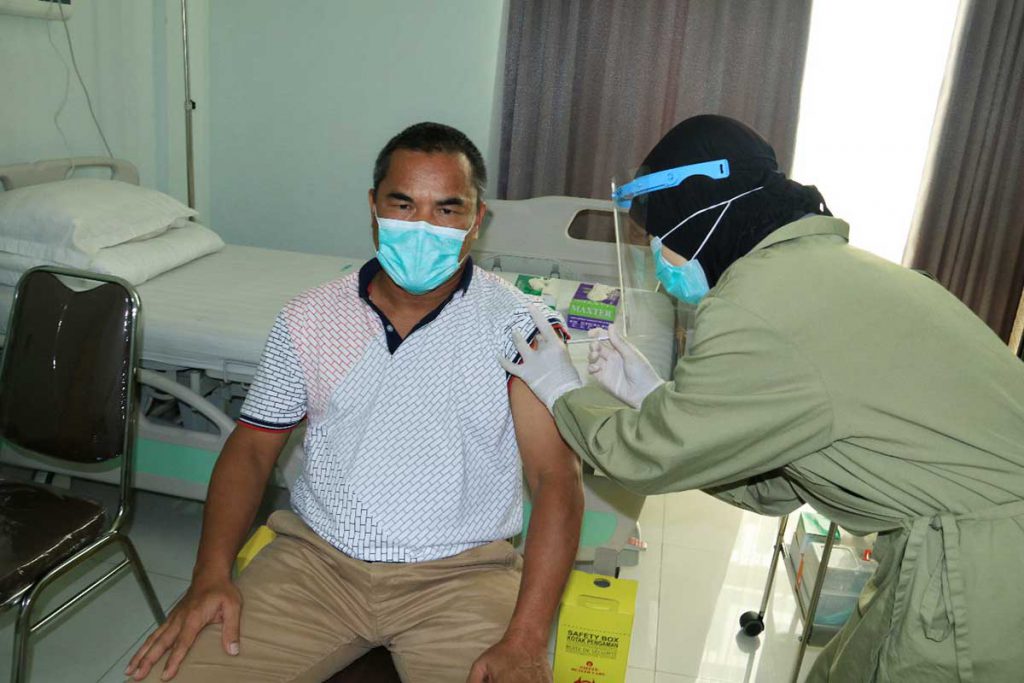 Wakil Rektor III UM Dr Muarifin MPd, menjalani vaksinasi. (ist) - Pimpinan dan Tendik UM Vaksinasi di RSI Unisma